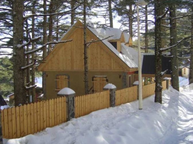 Une cabane couverte de neige à Chréa