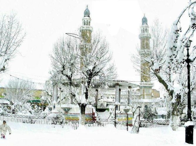 superbe photo de médéa sous la neige