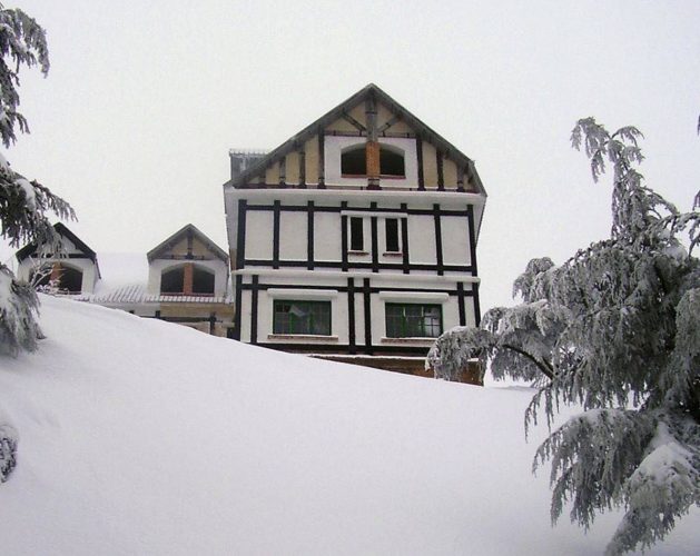 un chalet couvert de neige à cheréa