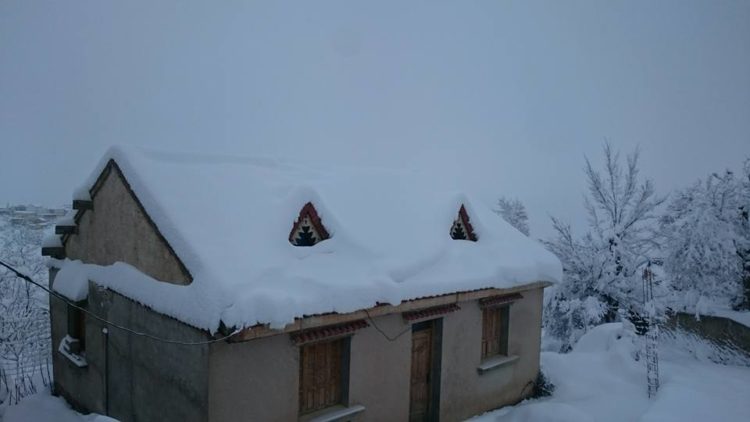 une maison couverte de neige à Guenzet
