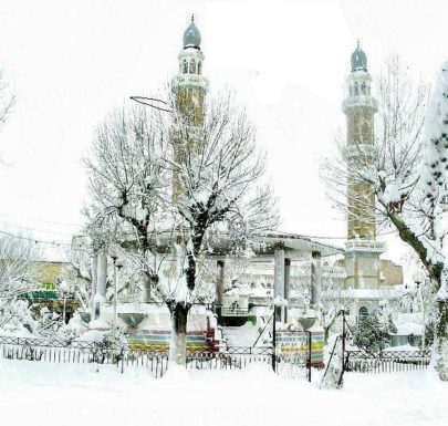 superbe photo de médéa sous la neige