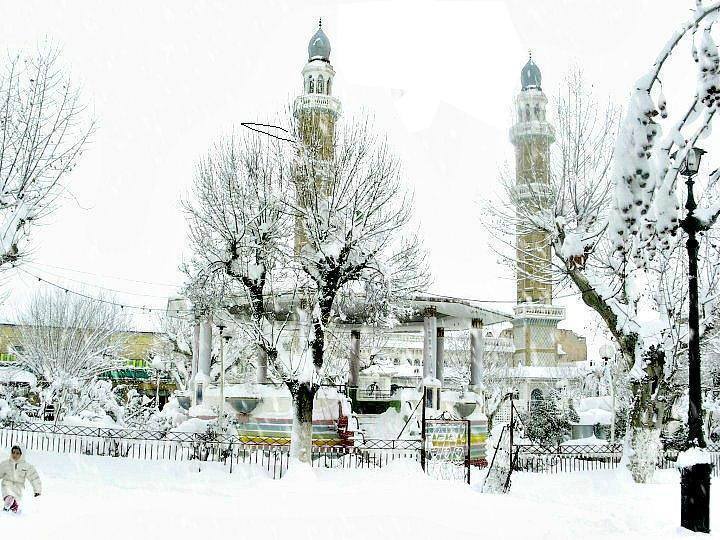 superbe photo de médéa sous la neige